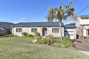 Exterior - Sunshine Shores Absolute Waterfront (Sunshine)