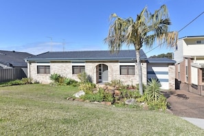 Exterior - Sunshine Shores Absolute Waterfront (Sunshine)