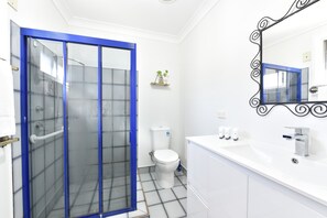 Bathtub, hair dryer - Sunshine Shores Absolute Waterfront (Sunshine)