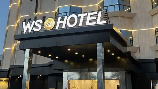 Un edificio di un hotel con un cartello che riporta 'WS HOTEL'.