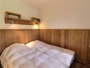 1 bedroom, bed sheets
