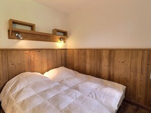 Room - Comfortable 2 Rooms, Ski-in/Ski-out, Balcony, 4 Pers. (La Tania)