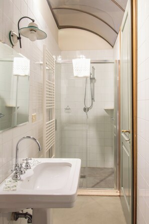 Een douche, een haardroger, een bidet, handdoeken