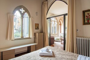 3 slaapkamers, een strijkplank/strijkijzer, gratis wifi, beddengoed