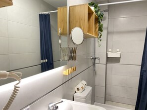 Shower, hair dryer, towels