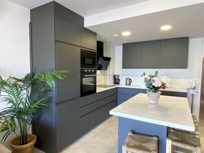 Kühlschrank, Mikrowelle, Ofen, Geschirrspüler