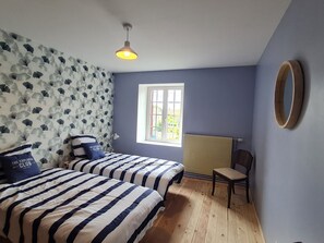 3 室のベッドルーム、WiFi (無料)、ベッドシーツ