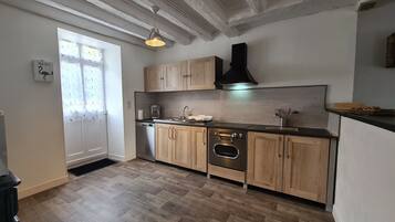 雪櫃、微波爐、焗爐、洗碗機