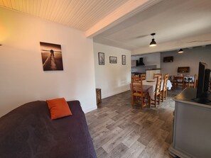 TV - Charming Countryside Home with Garden, Near Historic Sites (Verneuil-sur-Igneraie)