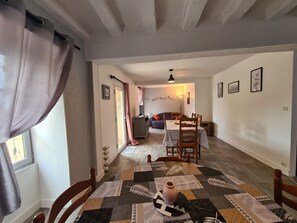 Dining - Charming Countryside Home with Garden, Near Historic Sites (Verneuil-sur-Igneraie)