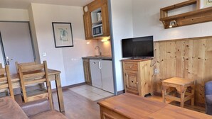 TV - Comfortable 2-room, ski-in/ski-out, near shops (La Tania)