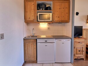 Private kitchen - Comfortable 2-room, ski-in/ski-out, near shops (La Tania)