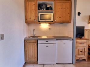 Coffee/tea maker, fridge, microwave, oven