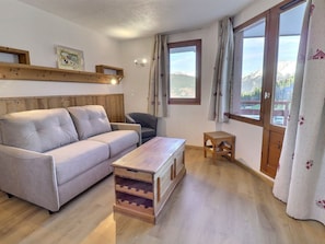 Living area - Comfortable 2 Rooms + Cabin, Ski to Door, 5-6 People (La Tania)