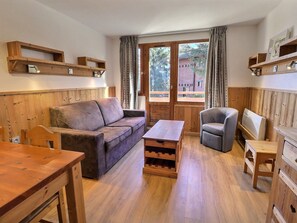 Living area - Comfortable 2-Rooms, Ski-in/Ski-out, Near Shops (La Tania)