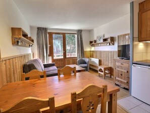 TV - Comfortable 2-Rooms, Ski-in/Ski-out, Near Shops (La Tania)