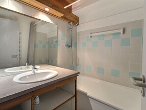 Towels - Comfortable 2-room, ski-in ski-out, near shops (La Tania)