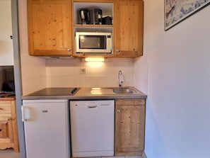 Coffee/tea maker, fridge, microwave, oven - Comfortable 2-room, ski-in ski-out, near shops (La Tania)