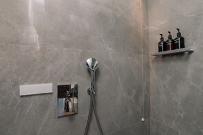 Executive Double Room (bagno turco) | Bathroom | Shower, rainfall showerhead, hair dryer, bathrobes - 10 KEYS MILANO    (Milan)