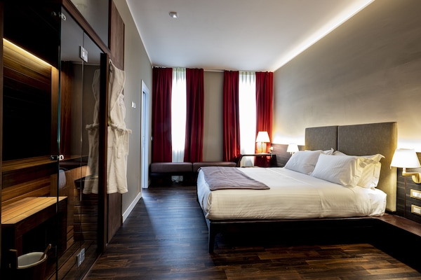 Deluxe szoba kétszemélyes ággyal, szauna (e bagno turco) | Pehelypaplan, minibár, széf a szobában és íróasztal