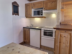 Coffee/tea maker, fridge, microwave, oven - Comfortable 2-Room, Ski-in/Ski-out, Near Shops (La Tania)