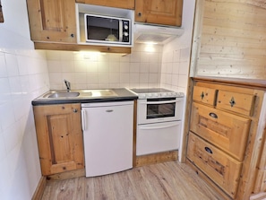 Réfrigérateur, micro-ondes, plaque de cuisson, lave-vaisselle