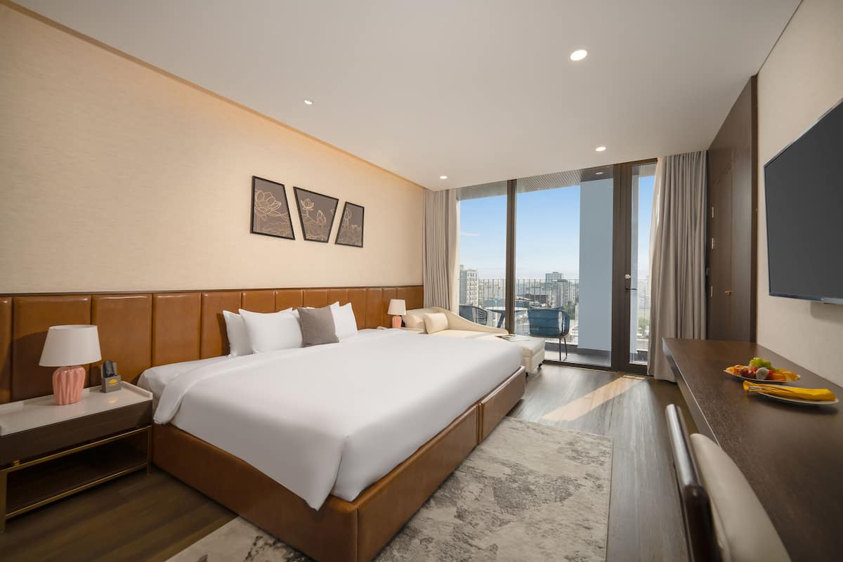 Bantalan ekstra lembut, minibar, dan meja kerja