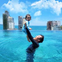 室外游泳池，日光浴躺椅