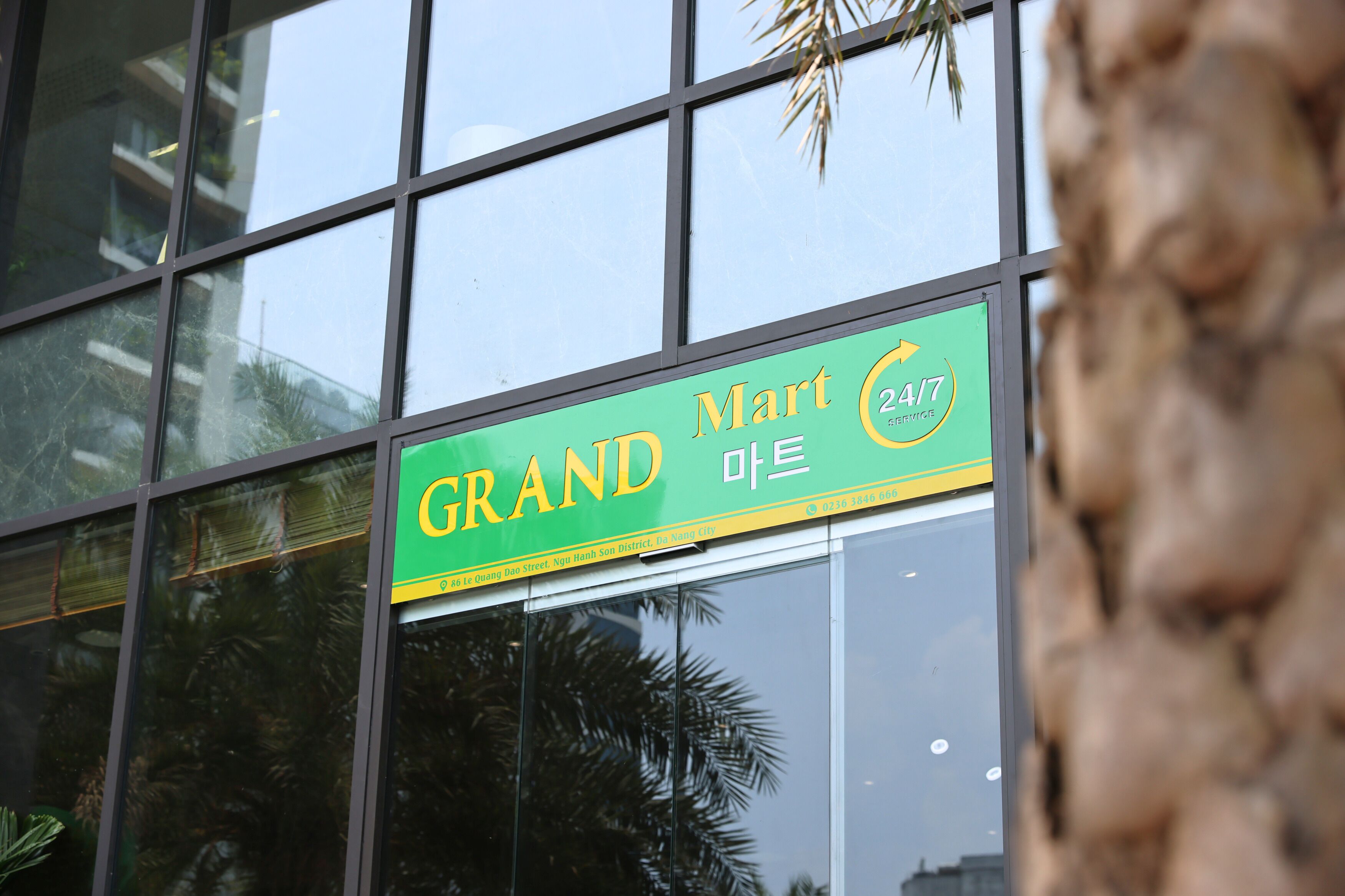 Un bâtiment doté d’une grande fenêtre et d’une enseigne sur laquelle on peut lire : « GRAND Mart, ouvert 24 heures sur 24, 7 jours sur 7 ».