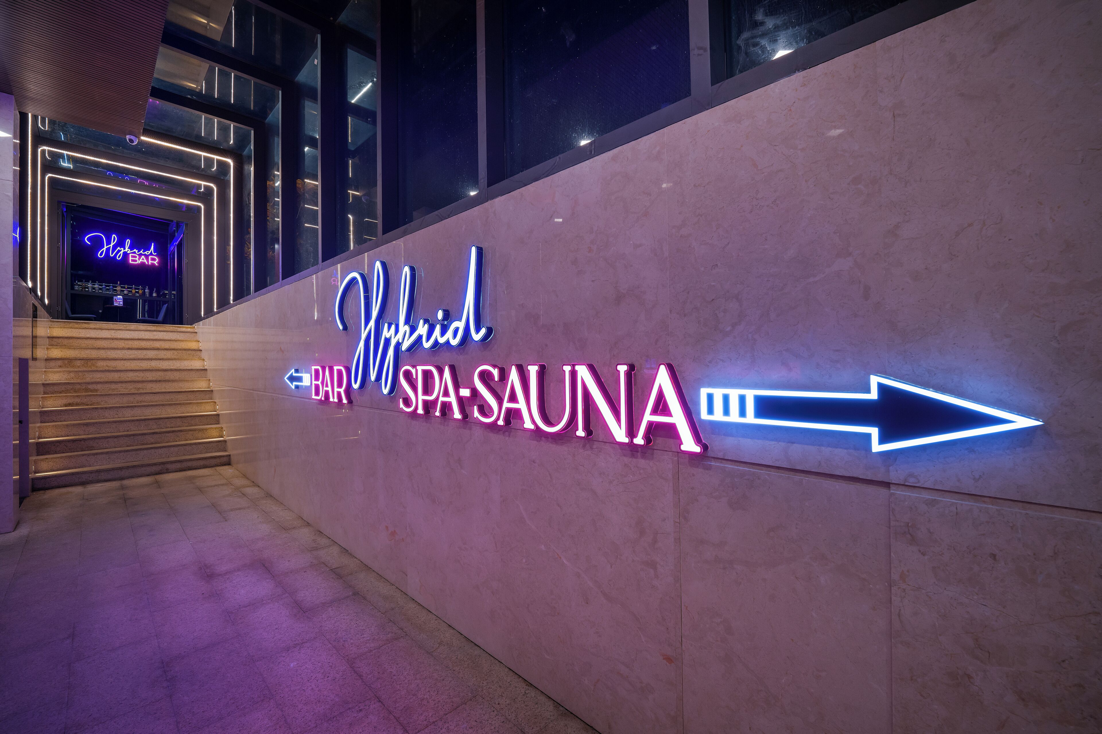 A spa and sauna sign with an arrow pointing to the right.