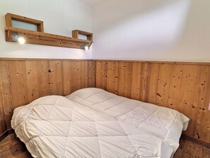 1 bedroom, bed sheets