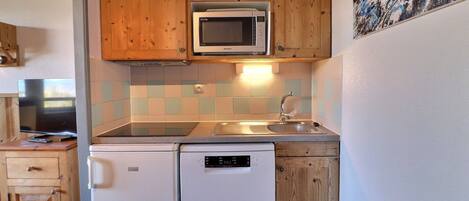 Réfrigérateur, four à micro-ondes, un four, lave-vaisselle