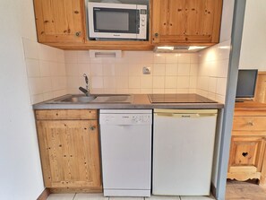 KylskÄp, mikrovÄgsugn, spishÀll och diskmaskin