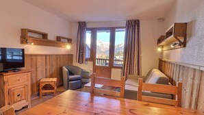 TV - Cozy 2-room ski-in/ski-out, near shops (La Tania)