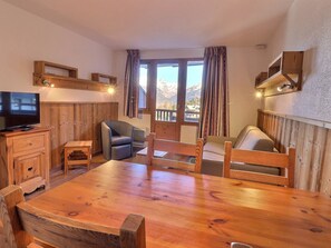 TV - Cozy 2-room ski-in/ski-out, near shops (La Tania)
