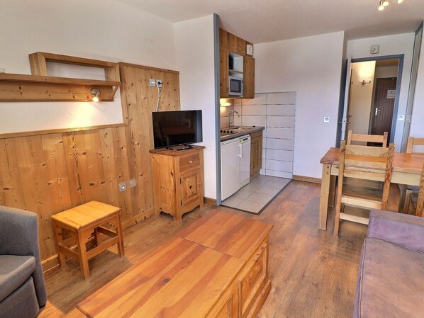 TV - Comfortable 2-Room Apt, Ski-In/Ski-Out, 4 Pers, Near Shops (La Tania)