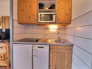 Coffee/tea maker, fridge, microwave, oven - Comfortable 2-Room Apt, Ski-In/Ski-Out, 4 Pers, Near Shops (La Tania)
