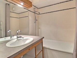 Towels - Comfortable 2-Room Apt, Ski-In/Ski-Out, 4 Pers, Near Shops (La Tania)