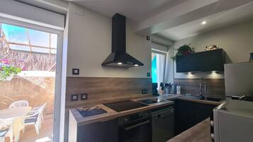 Een koelkast, een microgolfoven, een vaatwasser