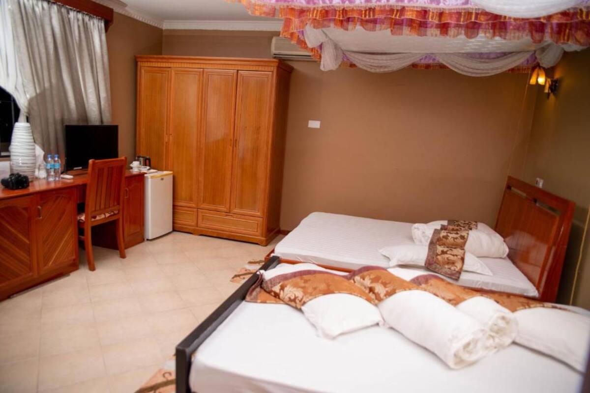 Cortinas blackout, tabla de planchar con plancha y wifi gratis