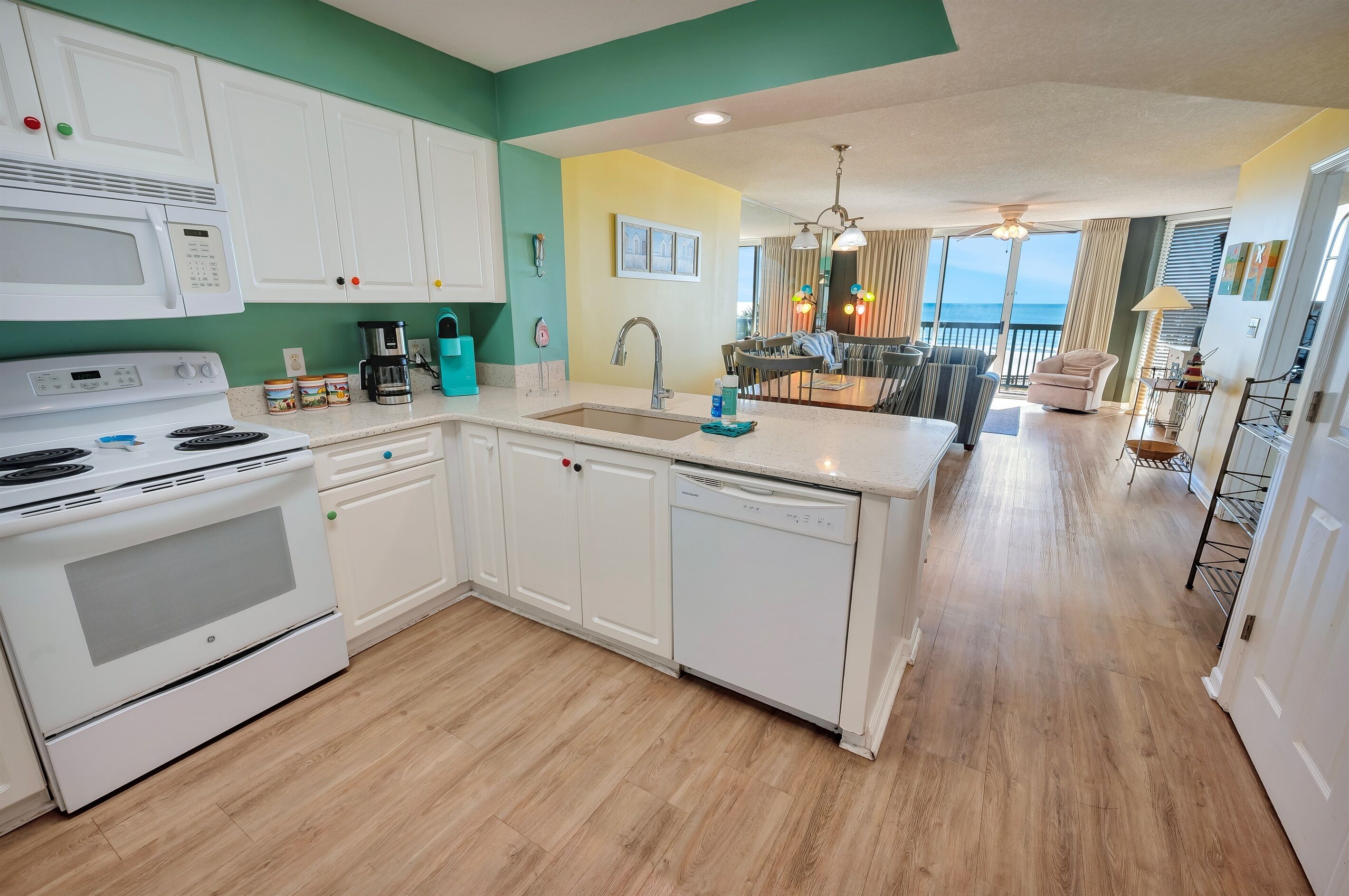 Stort kylskåp, mikrovågsugn, kaffe- och tebryggare och brödrost