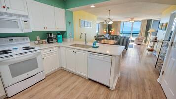 GroĂer KĂŒhlschrank, Mikrowelle, Wasserkocher mit Kaffee-/Teezubehör