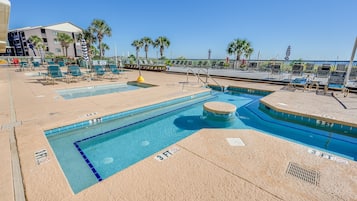 Alberca techada y alberca climatizada