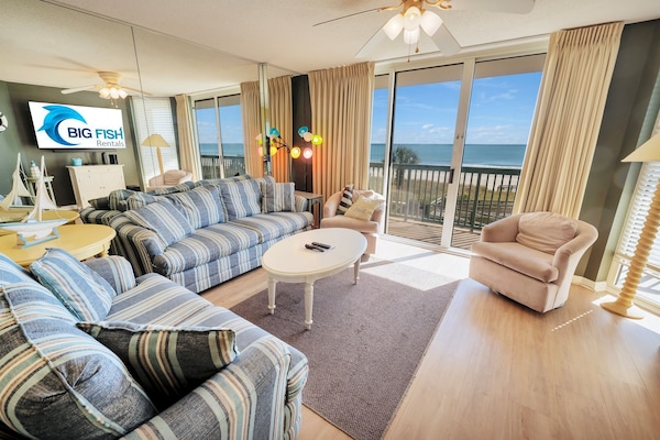 Living Room with Stunning Views🌊☀️