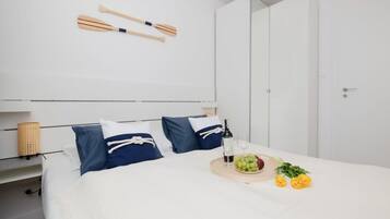 1 dormitori, planxa i posts de planxar, wifi i roba de llit