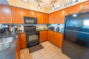 Frigorífico, microondas, cafetera o tetera y tostadora