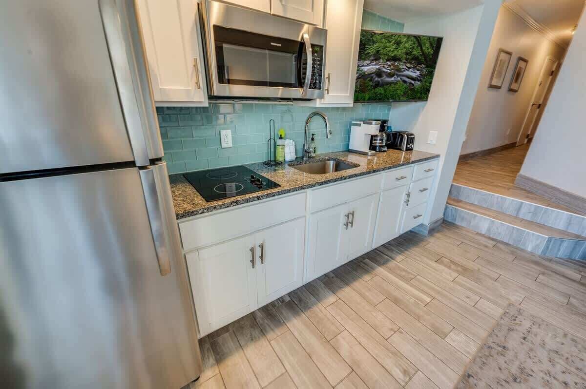 Geladeira, micro-ondas, cooktop, cafeteira/chaleira