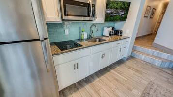 Geladeira, micro-ondas, cooktop, cafeteira/chaleira