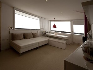 TV - Modern, bright apartment, center, balcony, sleeps 8 (Les Menuires)