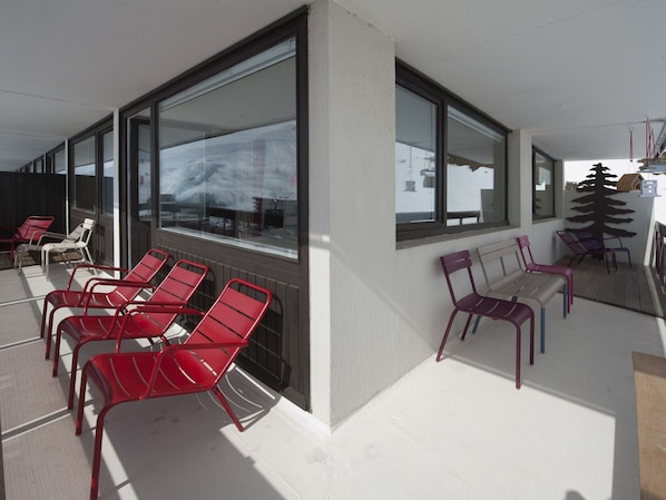 Outdoor dining - Modern, bright apartment, center, balcony, sleeps 8 (Les Menuires)